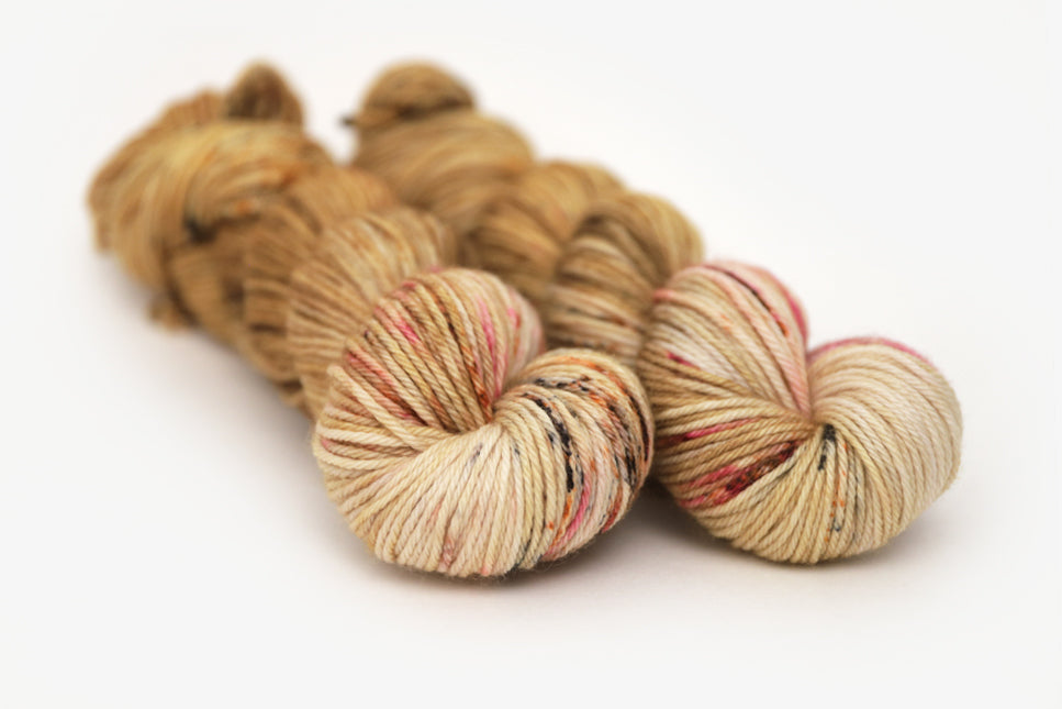 speckled hand dyed gold ochre fuchsia worsted yarn